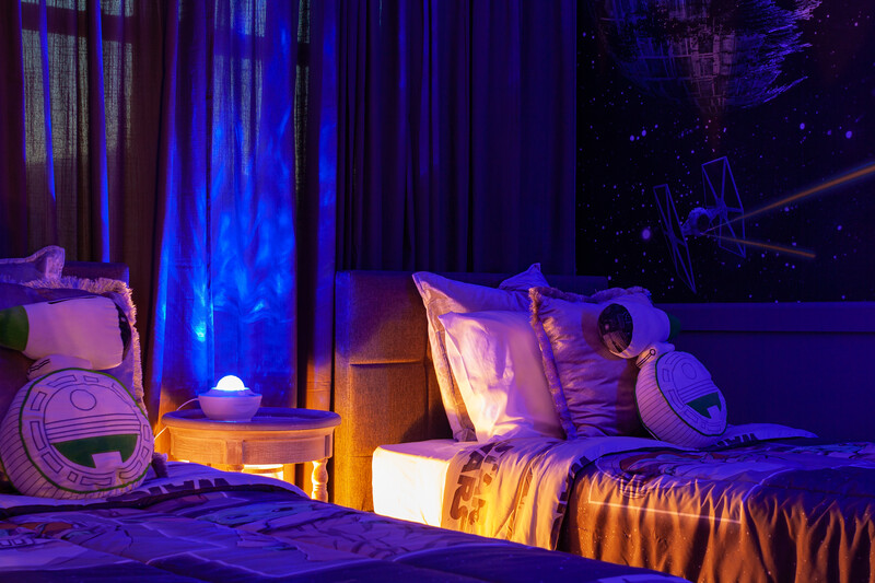 bedroom with two twin beds